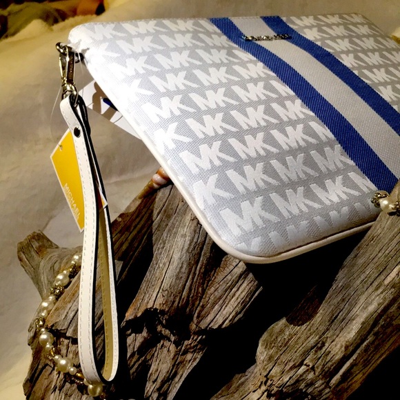 Ⓜ️Michael Kors Gorgeous Logo ClutchⓂ️ - Picture 2 of 4